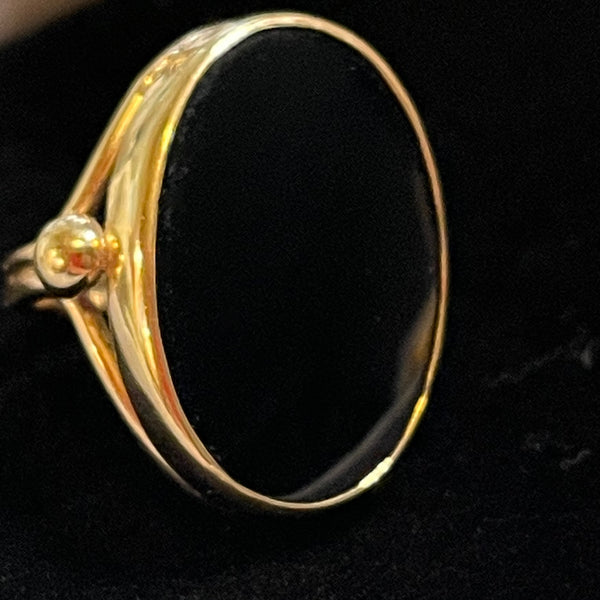 FINE LADY'S GOLD ONYX RING FROM 1940'S          SOLD