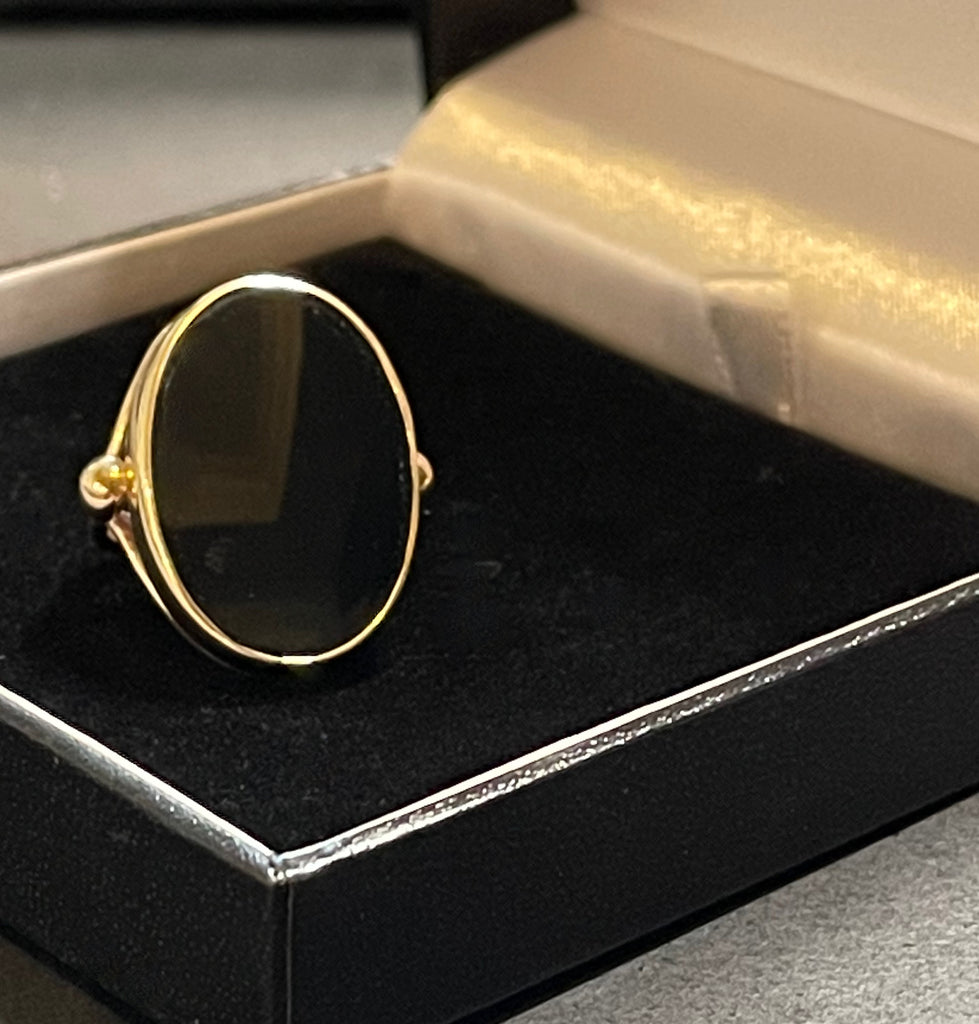 FINE LADY'S GOLD ONYX RING FROM 1940'S          SOLD